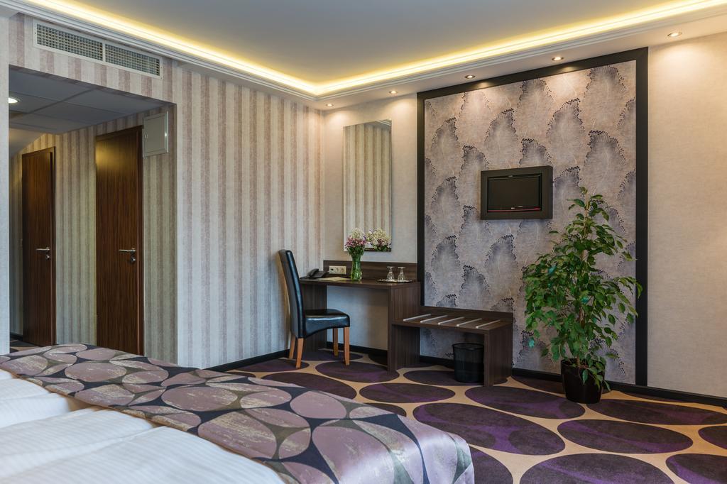Victoria Garden Hotel Es Etterem Nyíregyháza Exterior foto